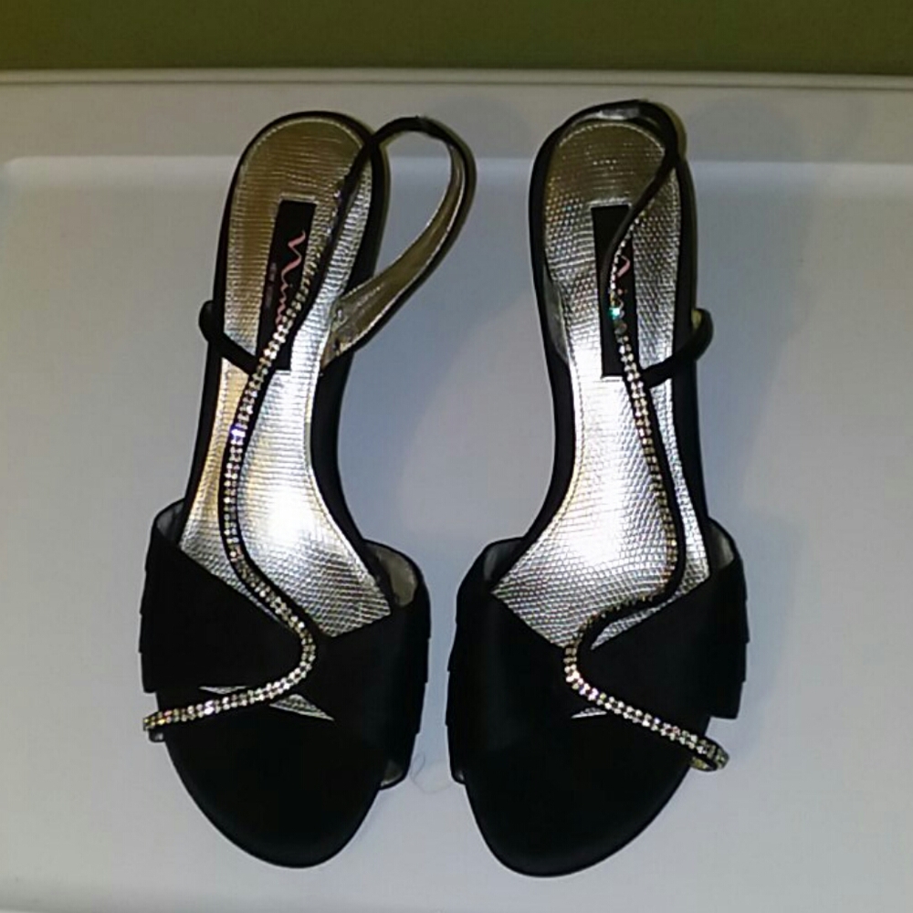 A black pair of dresses shoes